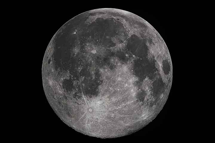 Assim como o Sol, a Lua nasce no leste e se põe no oeste. No entanto, o nascer e o pôr da Lua movem-se de norte a sul e vice-versa no espaço de um mês. Os extremos norte e sul também mudam ao longo de um período de cerca de 18 anos e meio. 