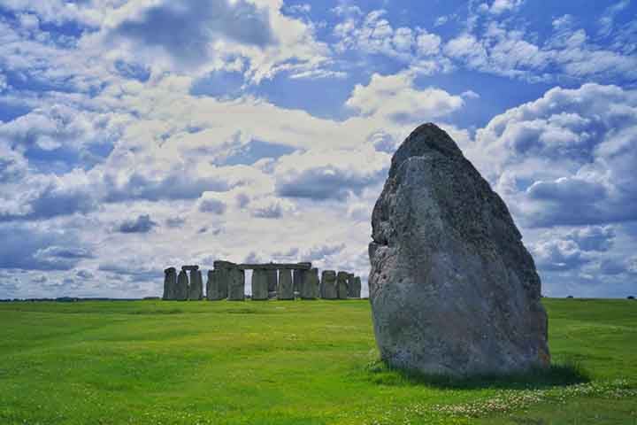 Entre eles, está o conhecimento do ciclo anual do Sol e sua conexão com as estações teria sido essencial para a subsistência. No entanto, é muito mais difícil dizer se Stonehenge realmente tem uma conexão com a estagnação lunar.