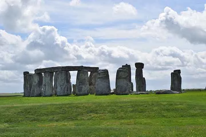 Arqueólogos acreditam que os alinhamentos solares do monumento são intencionais. Essas conformidades foram identificadas em muitos lugares ao redor do mundo e teriam sido relativamente fáceis para os construtores antigos identificarem.