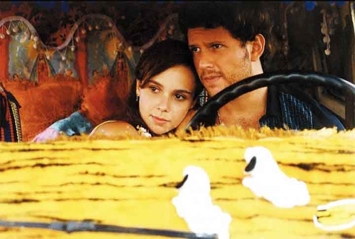 No cinema, Selton entregou performances marcantes em filmes como O Auto da Compadecida (2000) e Lisbela e o Prisioneiro (2003 - foto), que ajudaram a solidificar de vez sua carreira.