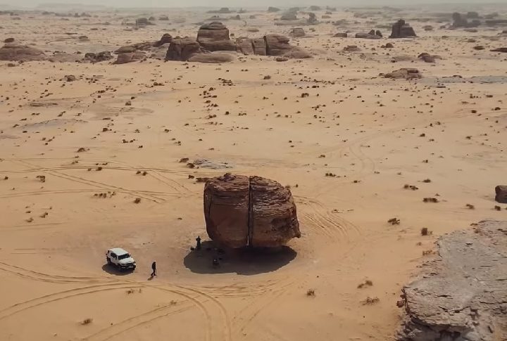 Uma delas sugere que processos de erosão ao longo de milênios poderiam ter suavizado as bordas da fenda, resultando no corte aparentemente perfeito.