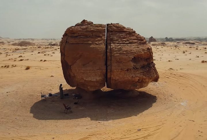 Outra explicação possível, apresentada pelo Instituto Federal Suíço de Tecnologia em Zurique, envolve o congelamento e a expansão de água em pequenas rachaduras ao longo de milhares de anos, fazendo com que a rocha se partisse em duas.