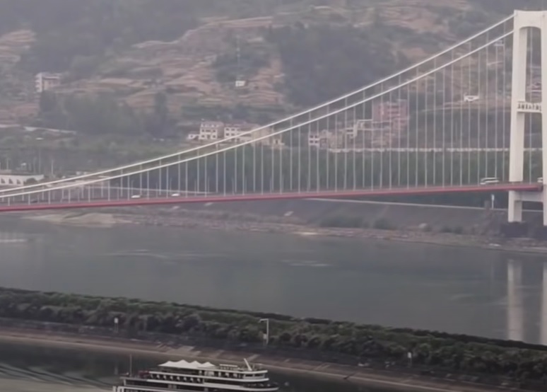 A China abre o Top 5, com 2.830 km³ de água por ano. Porém, muitos recursos são impróprios por contaminação com metais pesados e outros poluentes. O Rio Yangtzé é bem conhecido, tendo 6.300km.