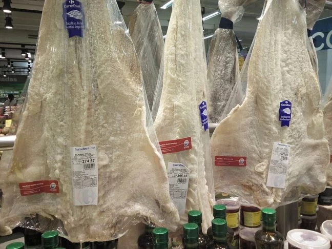 Esse método não só preservava o peixe por meses como também intensificava seu sabor. 