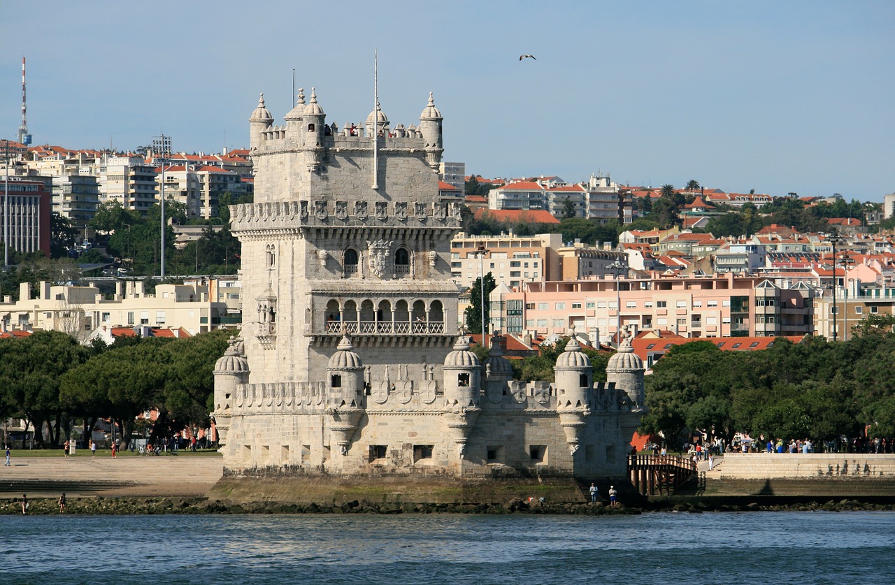 Torre de Belém - Lisboa - Portugal. Além de função defensiva, a torre serviu como farol e residência da realeza portuguesa. Patrimônio Mundial da UNESCO, a Torre é um ícone da era dos Descobrimentos e um popular destino turístico, oferecendo vistas panorâmicas do Rio Tejo e da cidade de Lisboa.