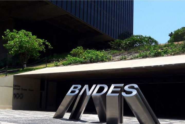 Os bancos também estão sendo alvo de golpes. No caso do Banco Nacional de Desenvolvimento Econômico e Social (BNDES), os golpistas foram além ao usar o nome do banco para realizar fraudes, inclusive enviando a conta do anúncio diretamente para o banco.