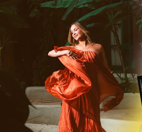 Na mesma época passou a integrar a Banda Violeta, um grupo de forró, onde deu os primeiros passos nos palcos profissionais. A artista também passou pela Nata do Samba e Companhia do Pagode antes de chegar ao Babado Novo.