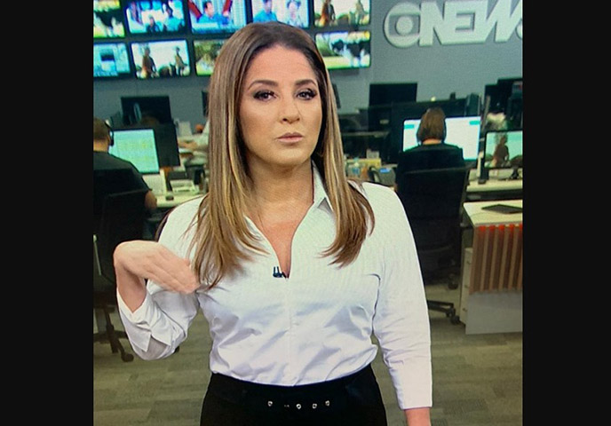 A vida é feita de movimentos e eu não consigo ficar parada. Há 26 anos, apresento jornal todos os dias. Dei inúmeros bom dia, boa tarde e boa noite no ar! Apresentei jornal sozinha, em dupla e até em trio! Fiz muitas reportagens especiais, das quais me orgulho imensamente”, começou a jornalista. 