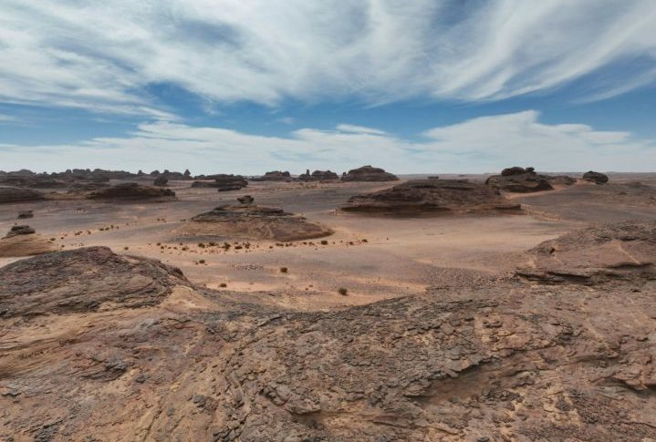 O deserto de Tayma, lar da formação Al Naslaa, é uma região rica em história e arqueologia, conhecida por seu ambiente desértico e por ser o local de importantes descobertas históricas.