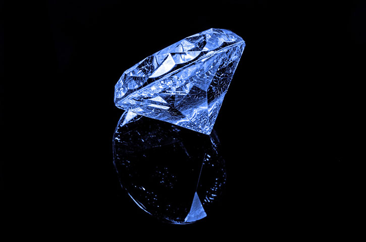 Normalmente, o diamante cristaliza com estrutura cúbica e pode ser sintetizado industrialmente. Muito duro, não pode ser riscado por nenhum outro mineral ou substância, exceto o próprio diamante,