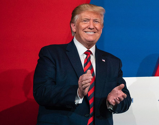 Política energética e ambiental: Trump revogou uma série de iniciativas sustentáveis, autorizando a exploração doméstica de recursos como petróleo e gás, reduzindo regulamentações ambientais e eliminando subsídios para veículos elétricos.