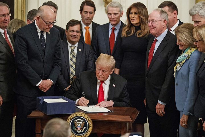 Pena de morte: Reforça a aplicação da pena de morte para crimes capitais em todo o país, incluindo os cometidos por imigrantes ilegais.