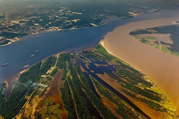 O Brasil tem 8.233 km³ de água própria para o consumo por ano. Grande parte do Rio Amazonas. Apesar disso, muitos locais convivem com escassez de água. As principais fontes são pontos turísticos, como Cataratas do Iguaçu, rio São Francisco e os rios Negro e Solimões, que se encontram.