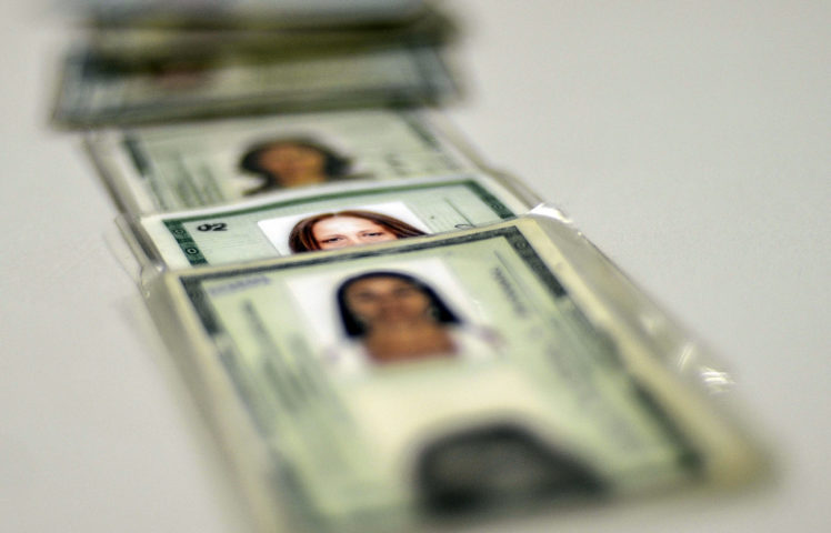 Antes da lei editada em 2022 a partir de uma Medida Provisória, trocar de nome ou sobrenome era tarefa burocrática, onerosa e por vezes malsucedida no Brasil. 
