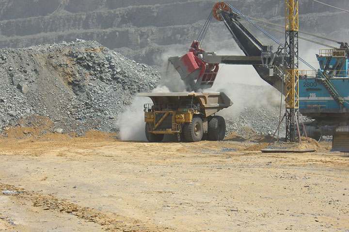 O país encontrou uma grande mina em 1966, quando declarou independência da Grã-Bretanha. O maior produtor de diamantes em Botsuana é a Debswana, uma parceria entre o governo de Botsuana e a empresa De Beers. A Debswana opera algumas das maiores minas do mundo, incluindo a mina de Jwaneng e a mina de Orapa