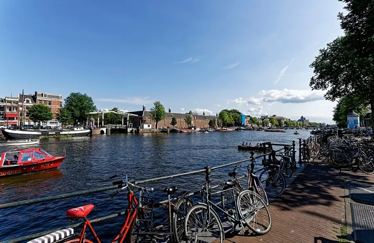 Amsterdã, Países Baixos: A capital holandesa tem cerca de 872 mil habitantes e ocupa uma área de 219 km². Grande parte da cidade está entre 0,5 e 6 metros abaixo do nível do mar, protegida por diques e sistemas de drenagem sofisticados que ajudam a controlar o fluxo de água.
