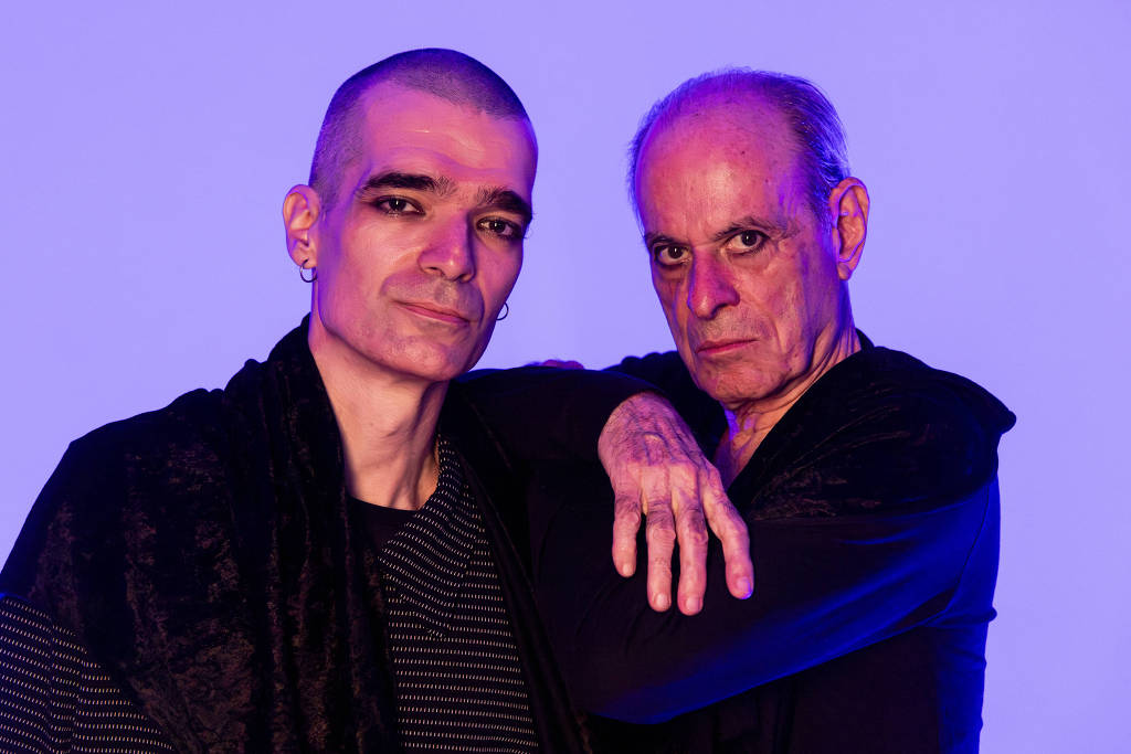 Ney Matogrosso já havia lançado dois singles com a Hecto, “Teu Sangue” e “Nosso Grito”. O vocalista da banda, Guilherme Gê, compôs nove músicas da novo disco. 
