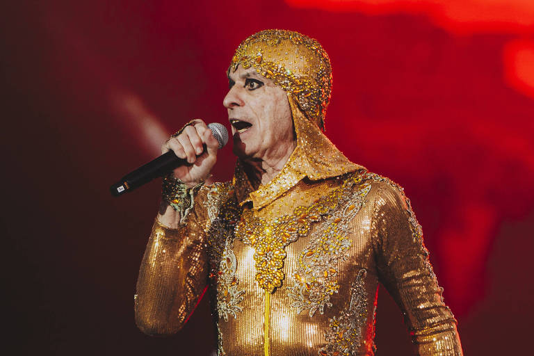 O último álbum de estúdio do cantor havia sido Nu Com a Minha Música, em 2021. No ano passado, Ney Matogrosso foi atração do atração do Rock in Rio com performance de “Bloco na Rua”, turnê que o artista estreou em 2019. O repertório reúne canções como “Eu Quero é Botar Meu Bloco na Rua”, canção de Sérgio Sampaio que inspirou o nome do espetáculo, “Sangue Latino”, hit dos Secos e Molhados, e “Pro Dia Nascer Feliz”, de Frejat e Cazuza. 
