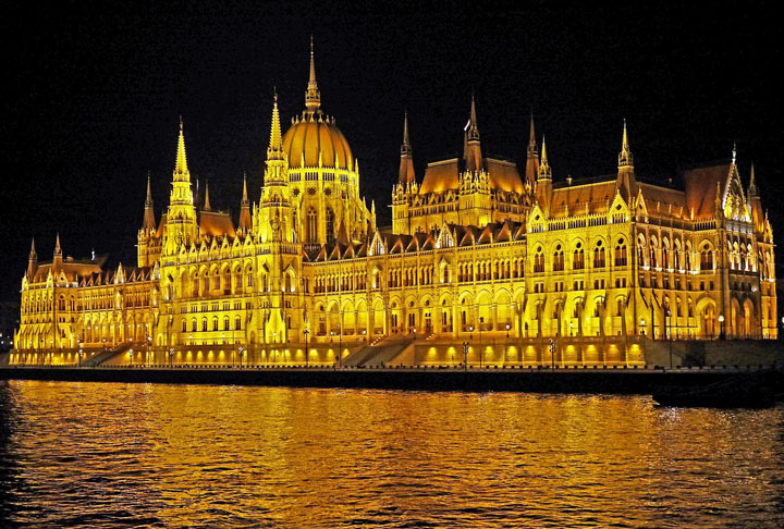 Parlamento - Budapeste - Hungria. O edifício abriga a Assembleia Nacional Húngara e é famoso por suas detalhadas decorações internas e pelo grandioso salão de plenários. Considerado um dos edifícios parlamentares mais bonitos do mundo, o Parlamento de Budapeste é um importante símbolo nacional e um popular ponto turístico.