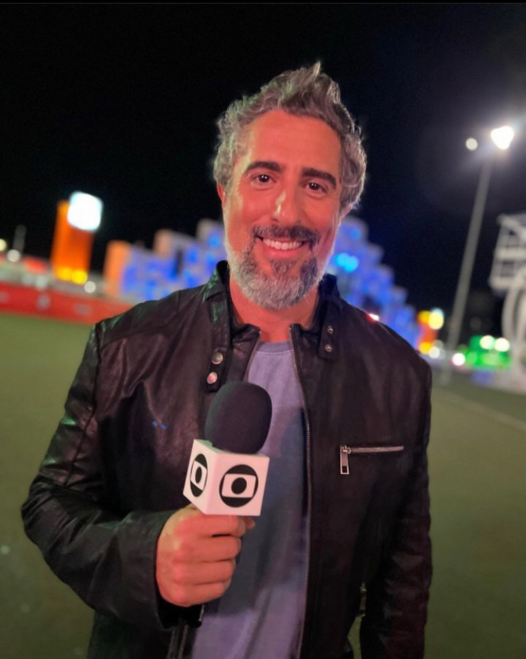 O apresentador Marcos Mion, da TV Globo, foi vítima de uma fraude envolvendo vídeo forjado por meio de inteligência artificial (prática criminosa conhecida como deepfake). 

