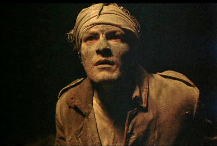 “War Requiem” (1989) - Sean Bean interpreta um soldado alemão morto em combate.