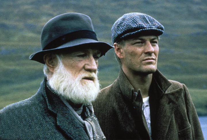 “Terra da Discórdia” (1990) - Tadgh McCabe, morto ao ser atropelado por um rebanho de vacas e cair de um penhasco.