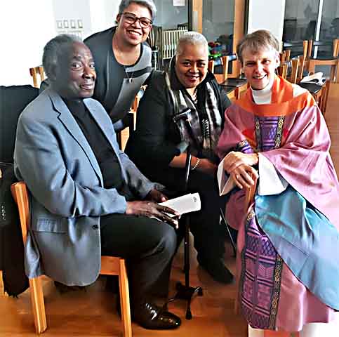 Casada, a reverenda tem dois filhos e serviu em Minneapolis, cidade do estado do Minnesota, antes de ser transferida para Washington. 
