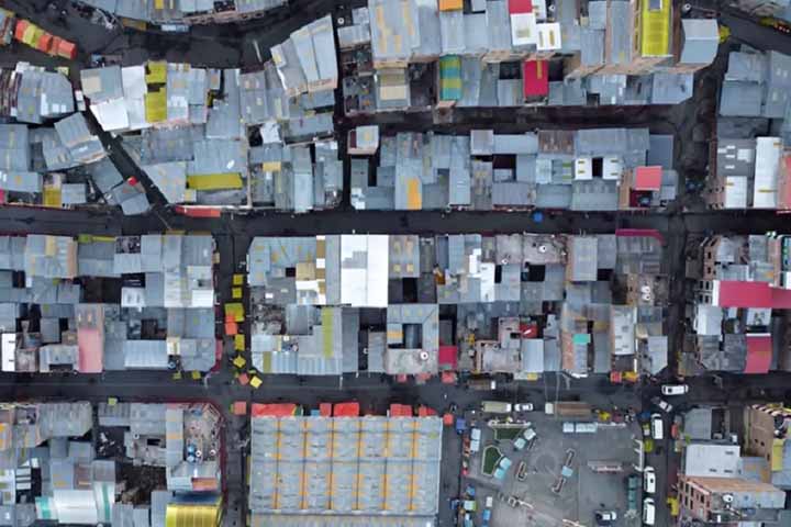 A maioria das casas na cidade é improvisada, feita de metal ondulado e madeira, enquanto algumas foram construídas com tijolos e blocos de concreto.