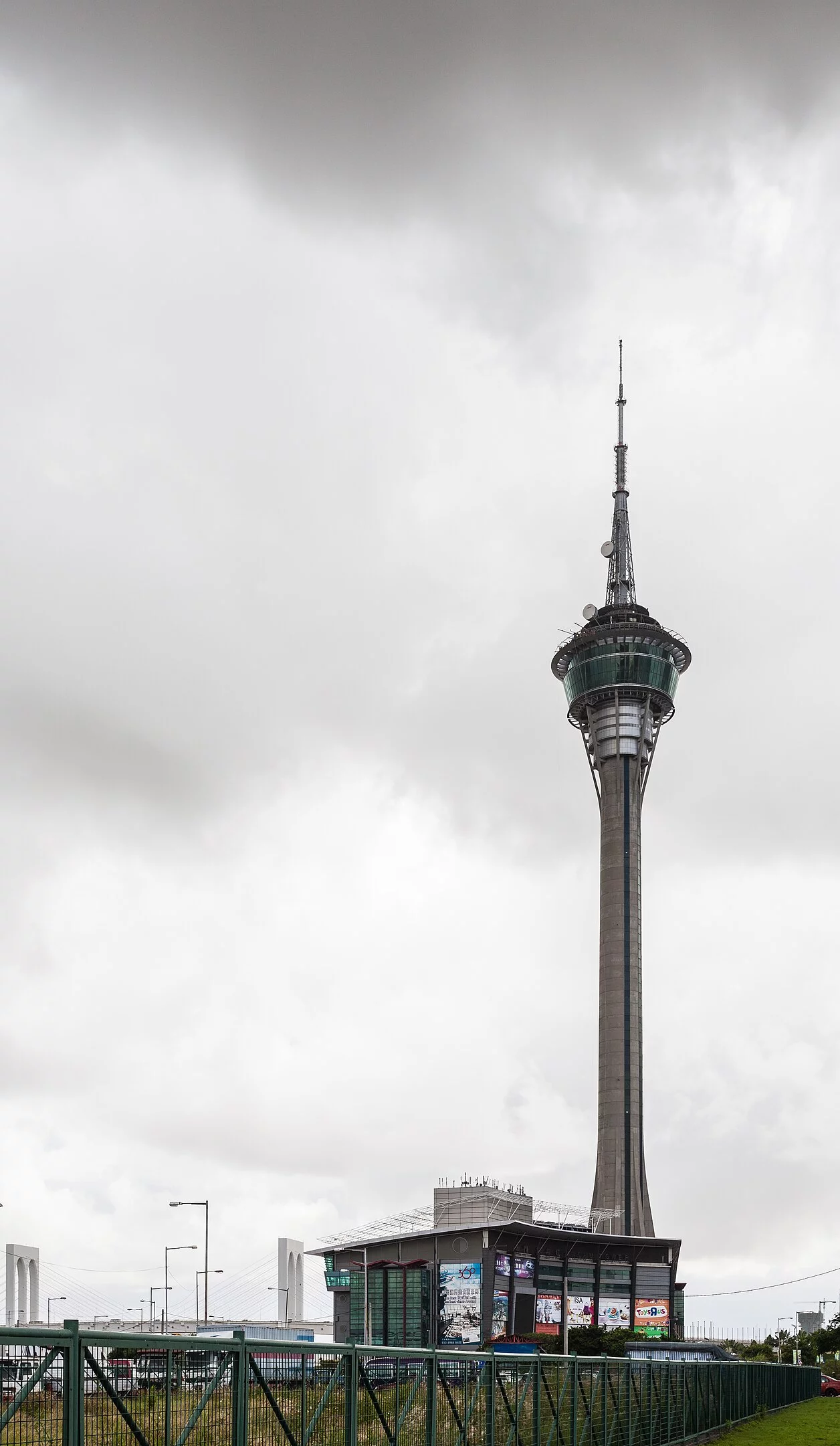 Macau Tower - 338 metros - China - Localizada em Macau, foi inaugurada em 2001. Além de ser uma atração turística popular, a torre abriga o AJ Hackett Macau Tower, um dos pontos de bungee jump mais conhecidos do mundo.