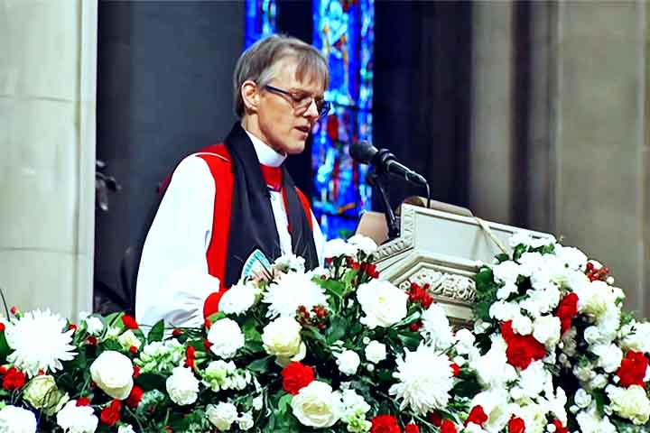 “Queria dizer que há espaço para a misericórdia. Há espaço para uma maior compaixão. Não precisamos retratar com termos severos algumas das pessoas mais vulneráveis da nossa sociedade, que são nossos vizinhos, amigos, filhos, os amigos de nossos filhos, e outros”, afirmou a líder religiosa.
