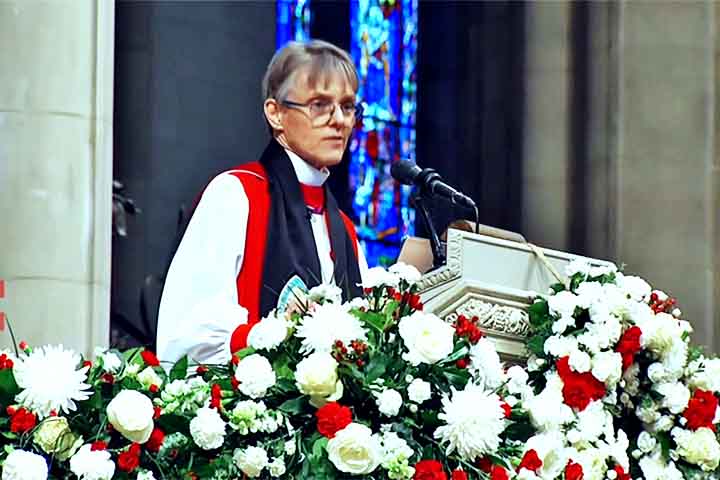 Em entrevista à CNN, a bispa explicou que quis contrariar Trump com “uma lembrança da humanidade” de imigrantes e da comunidade LGBTQI+. Ou seja, quis reforçar o aspecto humano de todos. 
