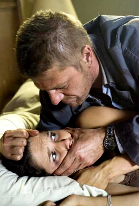 A Morte Pede Carona (2007) - John Ryder, morto a tiros.