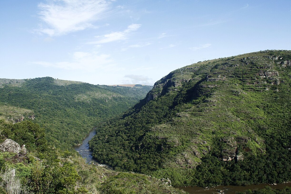 Os turistas que vão ao cânion ainda podem visitar o Parque Estadual do Guartelá, uma área de preservação ambiental que abriga uma diversidade impressionante de flora e fauna.