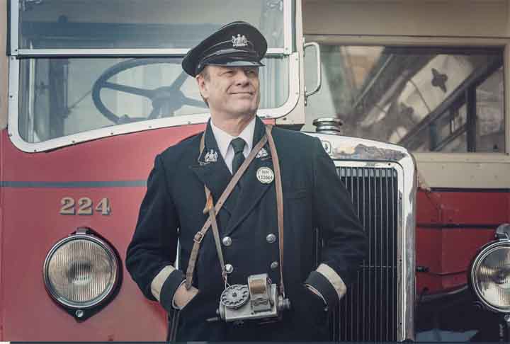 Na mais recente, o astro bateu as botas na série britânica Mundo em Chamas (2019-).