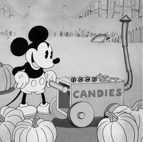 Os personagens criados pela Disney, que fazem parte do imaginário coletivo, também têm suas datas de entrada em domínio público. Em 2024, uma das primeiras versões do Mickey Mouse, que apareceu nos filmes O Vapor Willie e Plane Crazy em 1928, entrou em domínio público.