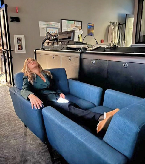 Jennifer Aniston revelou ainda que tem  umoutro problema: a insônia. Ou seja, uma dificuldade crônica de dormir. “Eu temo passar outra noite contando rachaduras nas paredes, comentou. 