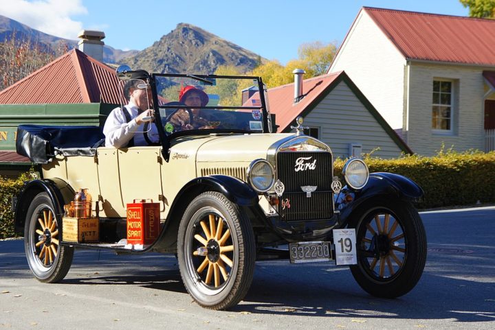 Já nessa época, o automóvel simbolizava liberdade, independência e status social, tornando-se um objeto de desejo para muitos.