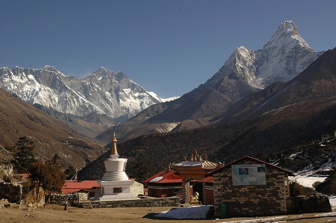 O Everest - chamado de Sagarmatha pelos nepaleses - fica entre o Nepal e o Tibete.  A fronteira internacional entre os distritos do Solukhumbu, no Nepal, e  Tingri, na Região Autônoma do Tibete da República Popular da China, passa no cume