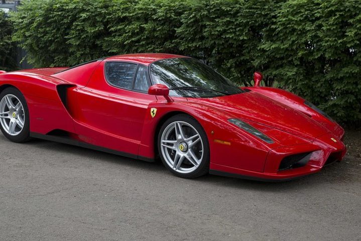 Fundada por Enzo Ferrari em 1939 na divisão de corridas da Alfa Romeo com o nome Auto Avio Costruzioni, a empresa construiu seu primeiro carro em 1940. No entanto, o início da empresa como fabricante de automóveis é geralmente reconhecido em 1947.