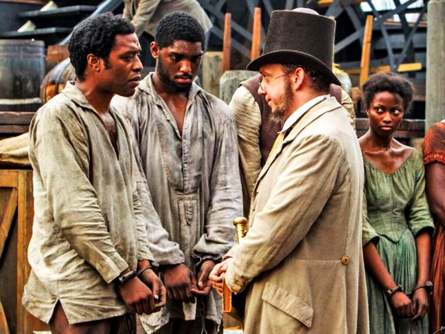 Drama baseado no livro autobiográfico de Solomon Northup, negro nascido livre que é sequestrado e vendido como escravo. 