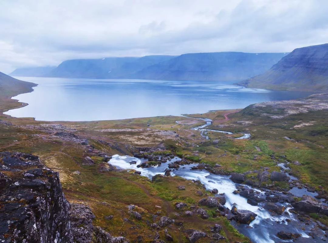 Fiordes Ocidentais - Islândia - Uma gigantesca península, conectada   por um istmo de 7 km de largura entre Gilsfjördur e Bitrufjördur. Em 2020 a região tinha  7.115 habitantes numa área de 9.409 km². Ali ficam as falésias de Látrabjarg - a maior habitada por pássaros no norte do Oceano Atlântico.