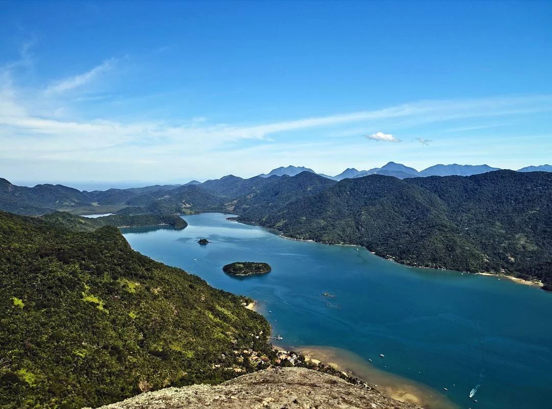 O Brasil tem um único fiorde: o Saco de Mamanguá, em Santa Catarina. Tem 8 Km de comprimento por 1 Km de largura. No meio do percurso fica o Pico do Pão de Açúcar, montanha  de 425 metros de altura de cuja trilha se tem uma visão panorâmica da área.