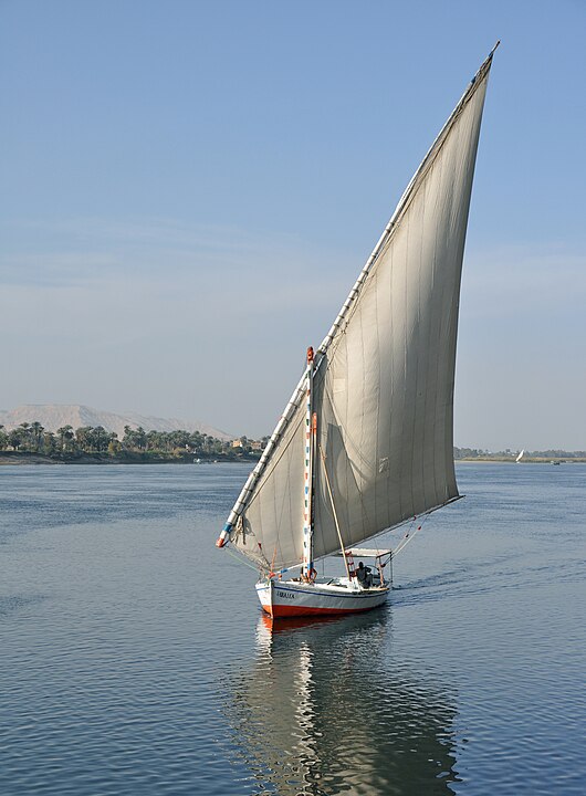 Felucca - Barco à vela leve e pequeno, comum no Egito e no Mediterrâneo Oriental. Caracteriza-se pelas velas triangulares e o casco estreito, perfeito para navegar no rio Nilo e em águas calmas. É usado para transporte de pessoas e turistas, oferecendo um toque histórico.