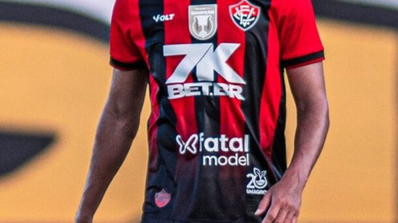 Novo acordo assegura a permanência da marca na barra frontal da camisa até o fim de 2025
