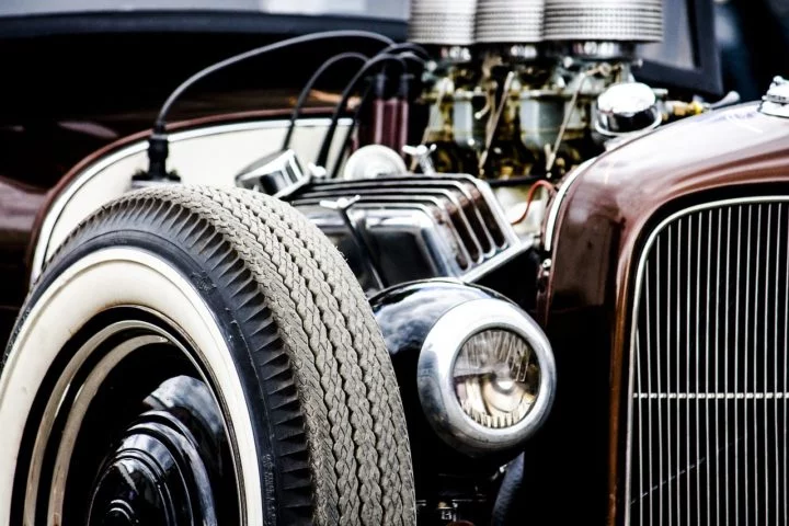 Durante as décadas seguintes, a indústria automotiva continuou a evoluir rapidamente. Os anos 1920 e 1930 viram o surgimento de novos estilos de carroceria, motores mais potentes e inovações como freios hidráulicos e suspensões independentes. 