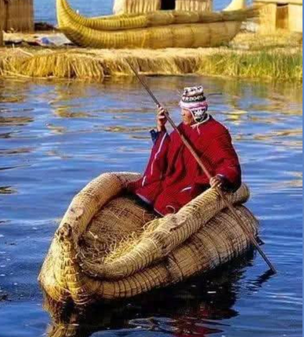 Barco de junco Totora - Esse tipo de embarcação é típico da região andina, usado principalmente no lago Titicaca, entre Bolívia e Peru. Feito de junco totora, planta abundante na área, é leve e flutua bem em águas calmas. Tem importância cultural e religiosa, além de servir para pesca e transporte local.