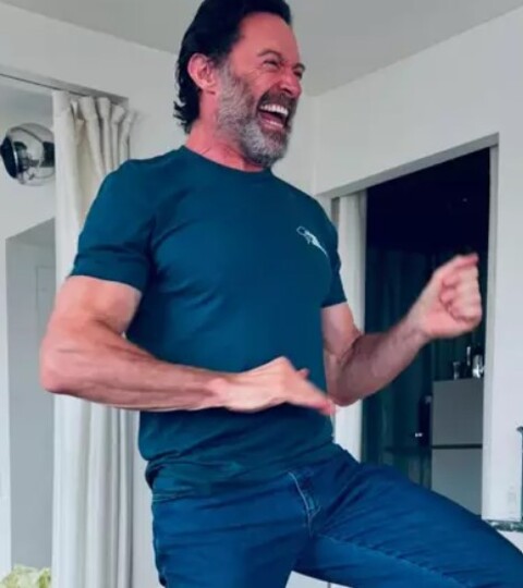 O ator Hugh Jackman, 56, compartilhou no Instagram fotos em que aparece sorridente e aos pulos em sua casa, com a legenda “manhã de domingo”. A publicação foi feita dias depois de o astro assumir o relacionamento com a atriz e cantora Sutton Foster. 
