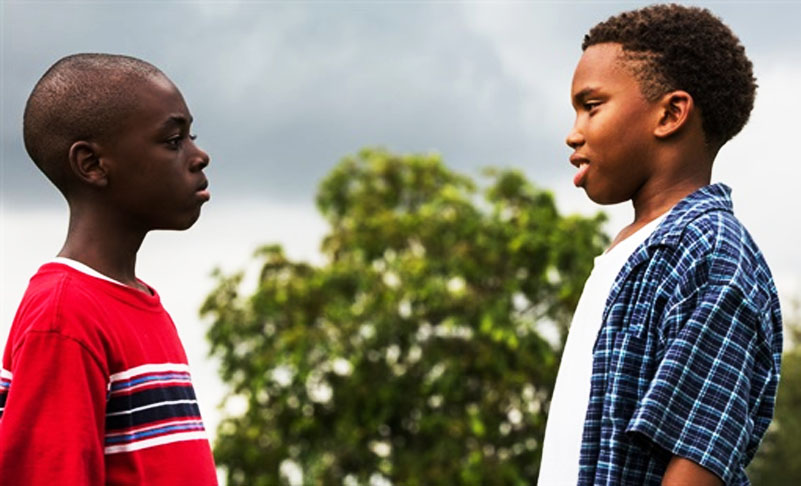 O filme narra três fases da vida do personagem principal, abordando a dificuldade de reconhecimento da própria identidade e de suas transformações. 