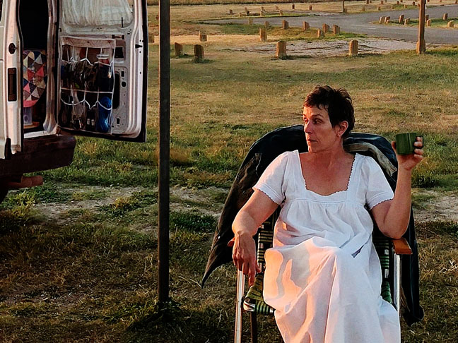 Drama em que uma mulher - após o colapso econômico da cidade onde vive - decide viajar de van como uma nômade moderna. 