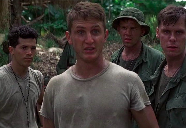 Em 1989, Sean Penn estrelou Pecados de Guerra, do renomado diretor Brian De Palma. Na trama, que se passa no Vietnã, um soldado se volta contra seu próprio batalhão por não concordar com o rapto de uma mulher da aldeia.